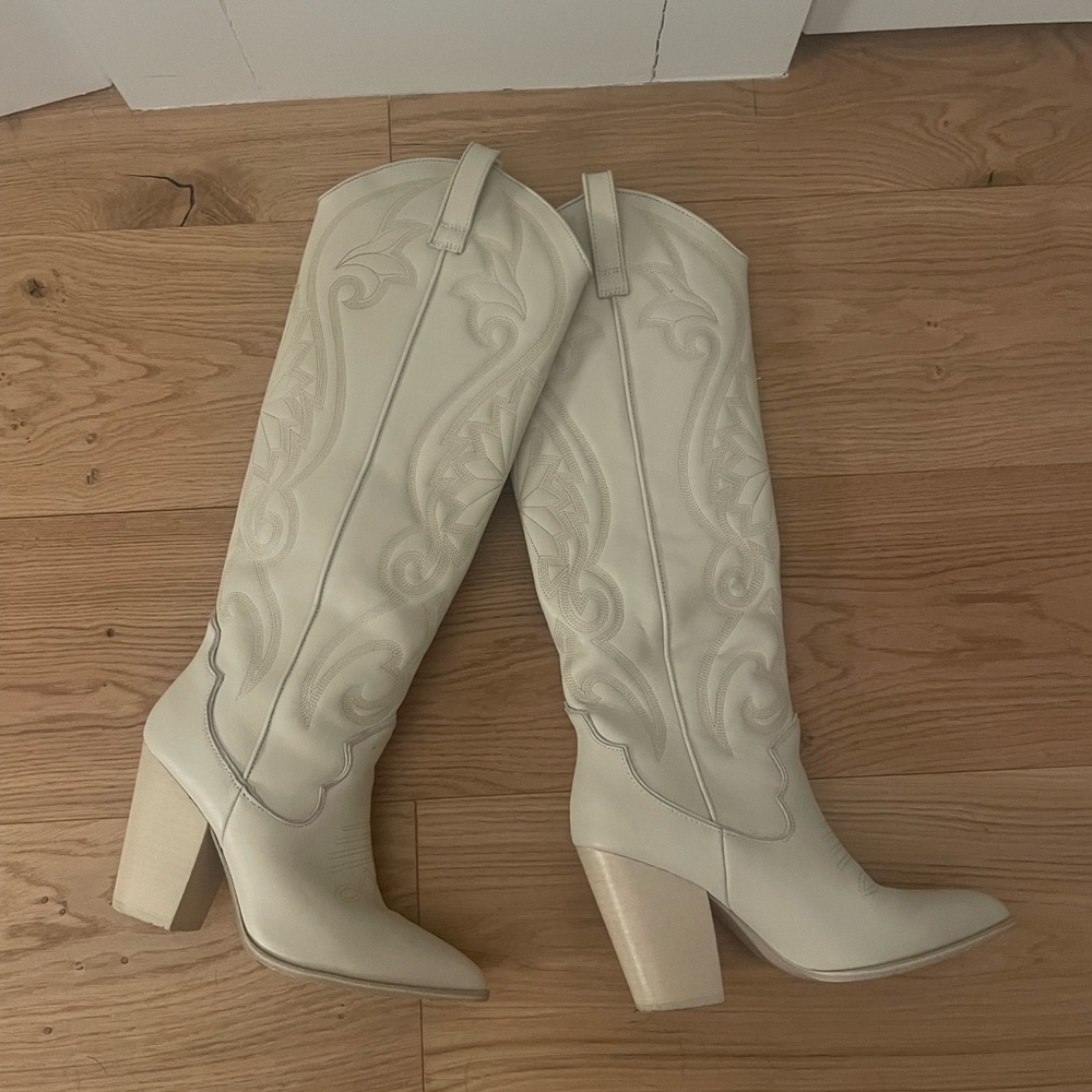 STEVE MADDEN White Leather Cowgirl Boots